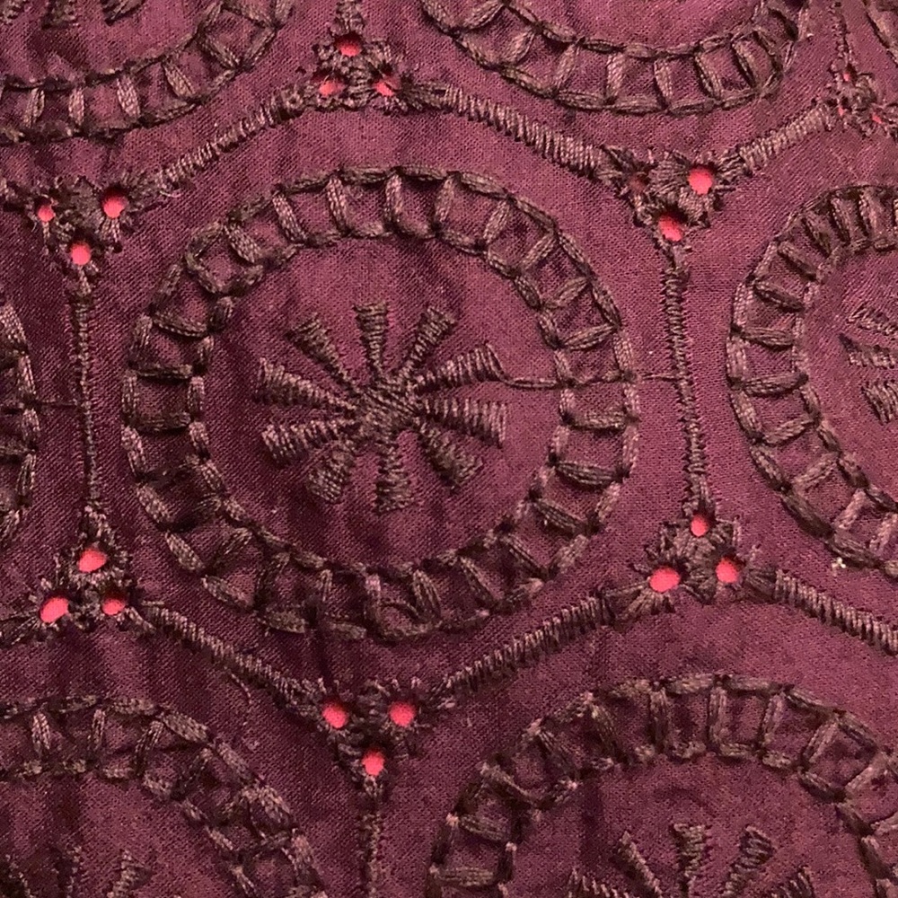 Textured design with eyelets in maroon/purple - Picture 6 of 8